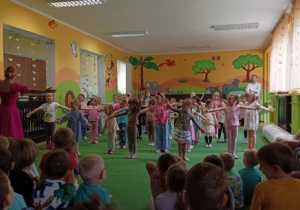 Dziewczynki naśladują taniec baletnicy