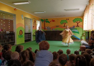 Tancerki tańczą w pięknych sukniach