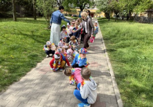 Dzieci zbierają śmieci na chodniku