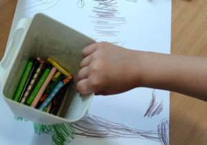 Dzieci rysują przy stoliku