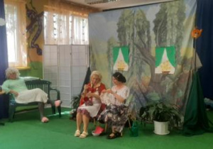 Aktorzy prezentują przedstawienie