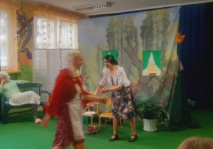 Czerwony kapturek rozmawia z mamą