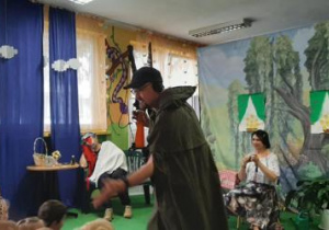 Gajowy zbliża się do domku babci