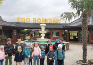 Dzieci stoją przed wejściem do Zoo