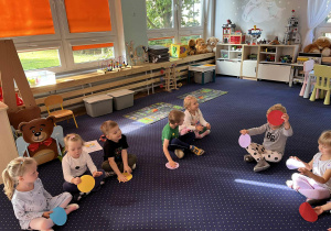 Dzieci podają sobie kropki