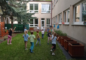 Dzieci bawią się bańkami mydlanymi