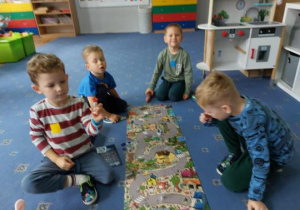 Chłopcy na dywanie grają w grę