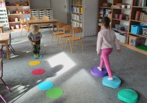 Dzieci wykonują ćwiczenia na kamieniach i kropkach