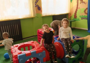 Dzieci bawią się na placu zabaw