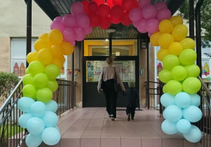 Wejśćie do przedszkola przystrojone balonami
