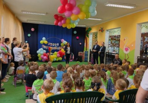 Dzieci słuchają przemowy Pani Dyrektor, Dyrektora Wydziału Edukacji i Pani Wice Prezydent