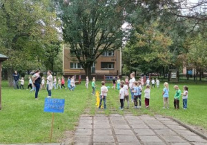 Dzieci biorą udział w zabawach sportowych