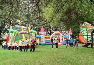Dzieci bawią się na dmuchańcach