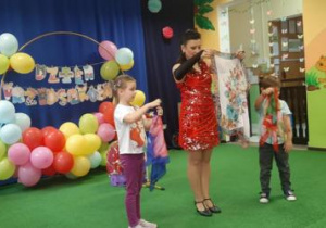 Dzieci wykonują sztuczki cyrkowe