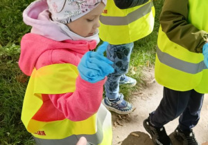 Dzieci wrzucają śmieci do worka