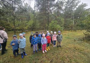 Dzieci pozują do zdjęcia