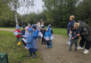 Dzieci spacerują po lesie