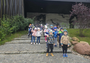 Dzieci stoją przed budynkiem Orientarium