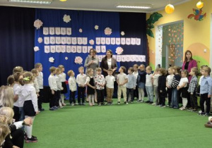 Dzieci występują podczas uroczystości
