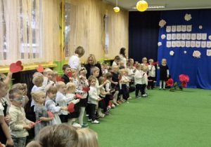 Dzieci śpiewają piosenkę