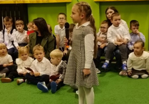 Dziewczynka recytuje wiersz