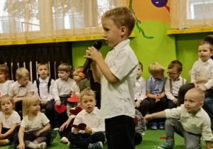 Chłopiec recytuje wiersz
