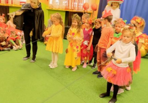 Dzieci biorą udział w konkursie