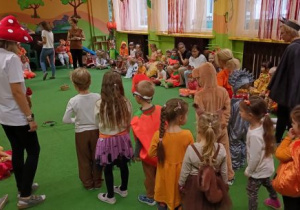 Dzieci biorą udział w konkursie