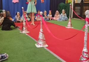 Wróżka mówi do mikrofonu