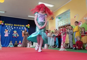 Dziewczynka prezentuje strój Arielki