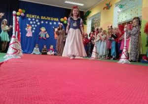 Dziewczynka prezentuje strój Śnieżki