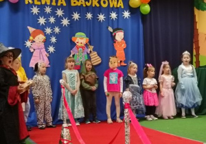 Dzieci śpiewają bajkowe piosenki
