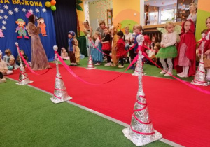 Dzieci oczekują na pokaz strojów