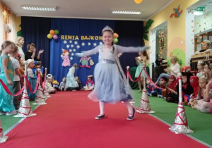 Dziewczynka prezentuje strój księżniczki