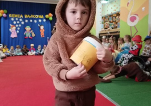 Chłopiec prezentuje strój misia