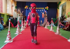 Chłopiec prezentuje strój Spidermana