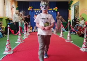 Chłopiec prezentuje strój pieska z Psiego Patrolu