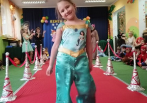 Dziewczynka prezentuje strój Jasminy