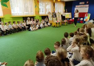 Prowadząca wita zgromadzone dzieci