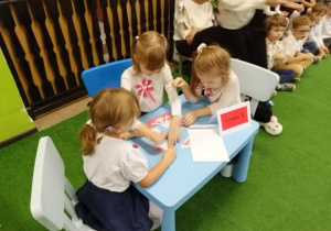 Dziewczynki układają godło polski