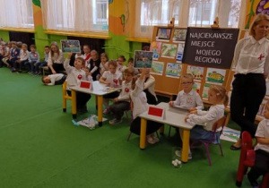 Dzieci podnoszą do góry odpowiedni obrazek