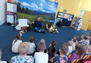 Dzieci słuchają prelekcji na temat jeży