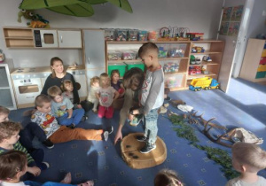 Chłopiec stoi na plastrze drewna