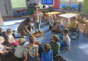 Chłopiec stoi na plastrze drewna