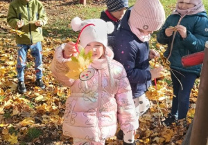 Dziewczynka prezentuje swoją gąsienice