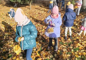 Dzieci nawlekają liście na druciki