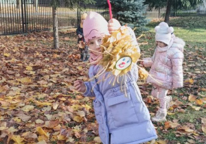 Dziewczynka prezentuje swoją gąsienice