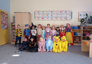 Dzieci pozują do zdjęcia