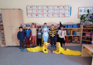 Chłopcy prezentują swoje stroje