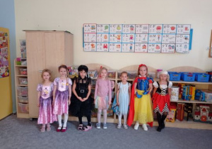 Dziewczynki prezentują swoje stroje